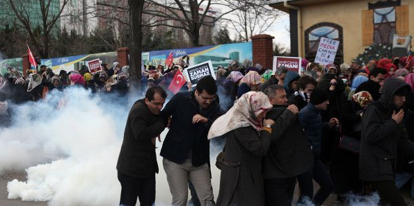 politie atac protestatari zaman